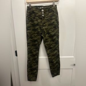 No boundaries sculpturing high waisted jeans